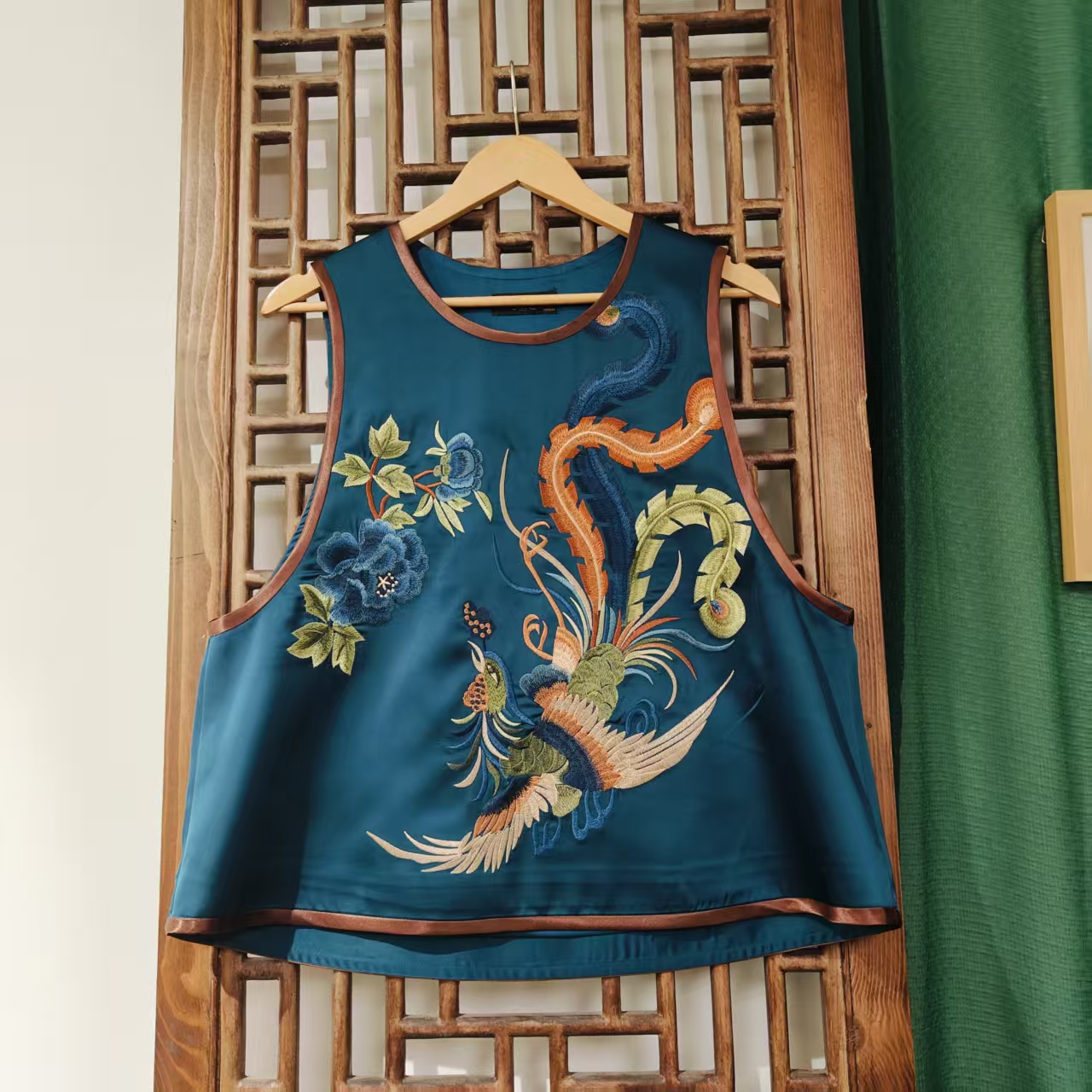（LS317-25）凤徕兮私人定制蓝色光板底蓝色彩凤刺绣圆领马甲