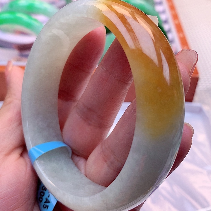 翡翠手镯未镶嵌翡翠