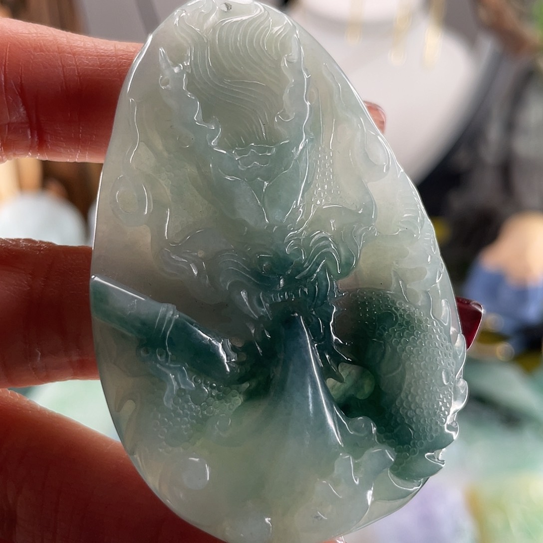 翡翠颈饰未镶嵌龙牌