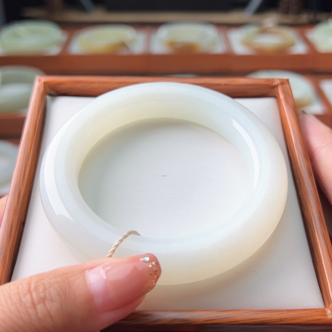 和田玉手镯未镶嵌56