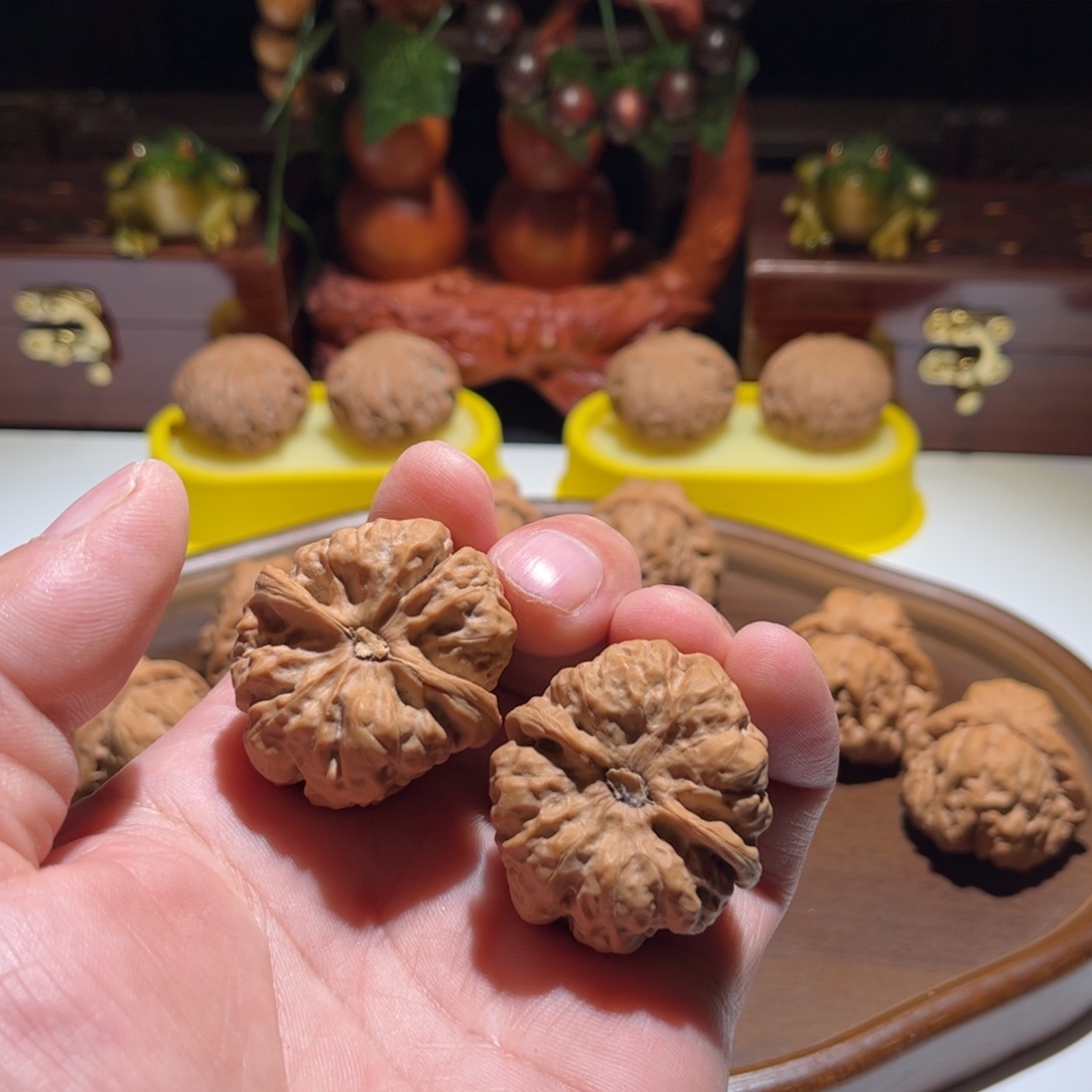 老***༽文玩核桃吊坠昌平娃直播中欢迎观看