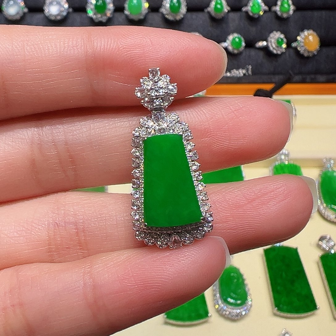 翡翠颈饰18K金镶嵌吊坠