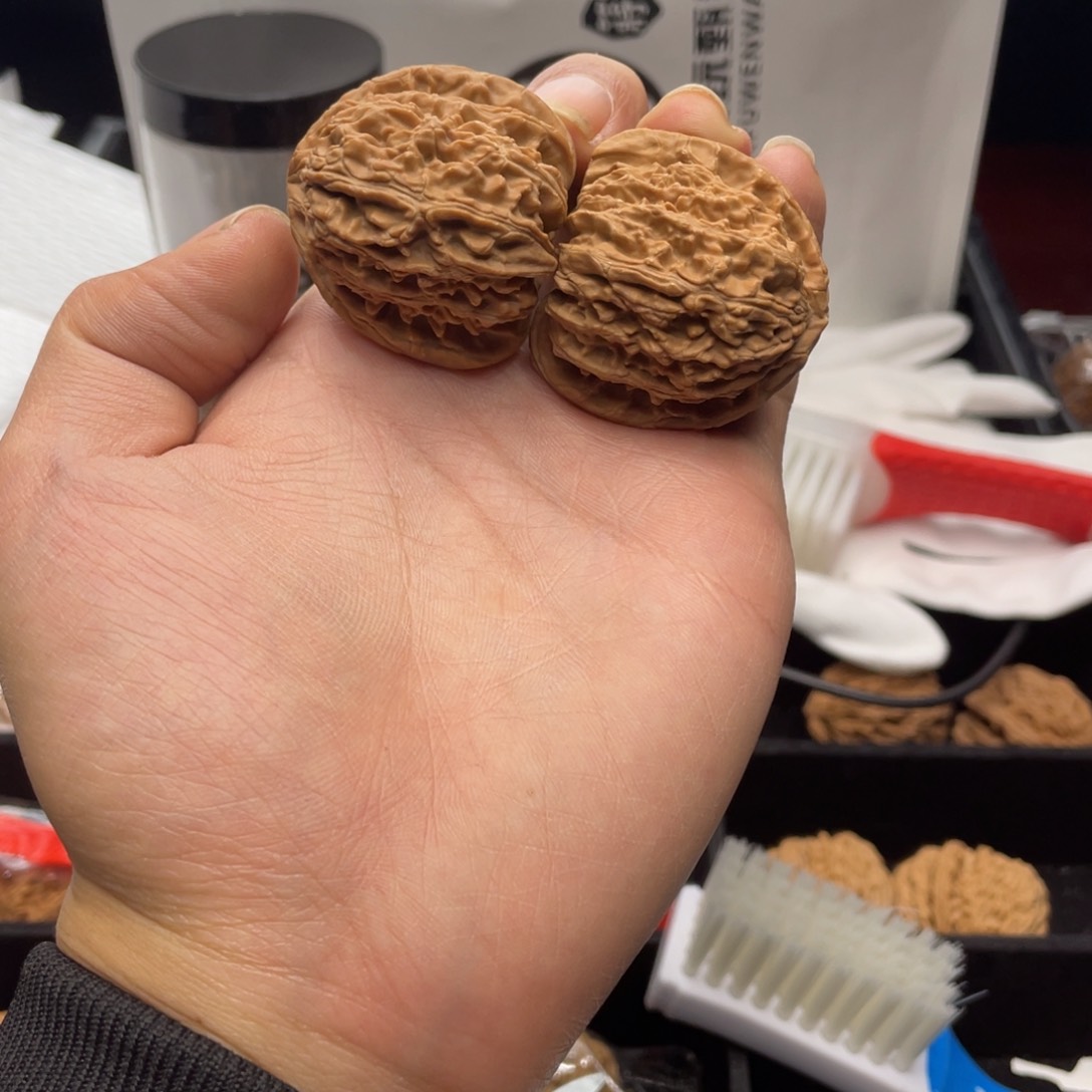 文玩核桃把件三角白 167