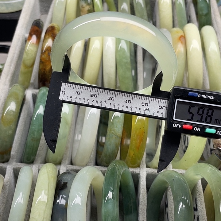 蛇纹石玉未镶嵌手镯250