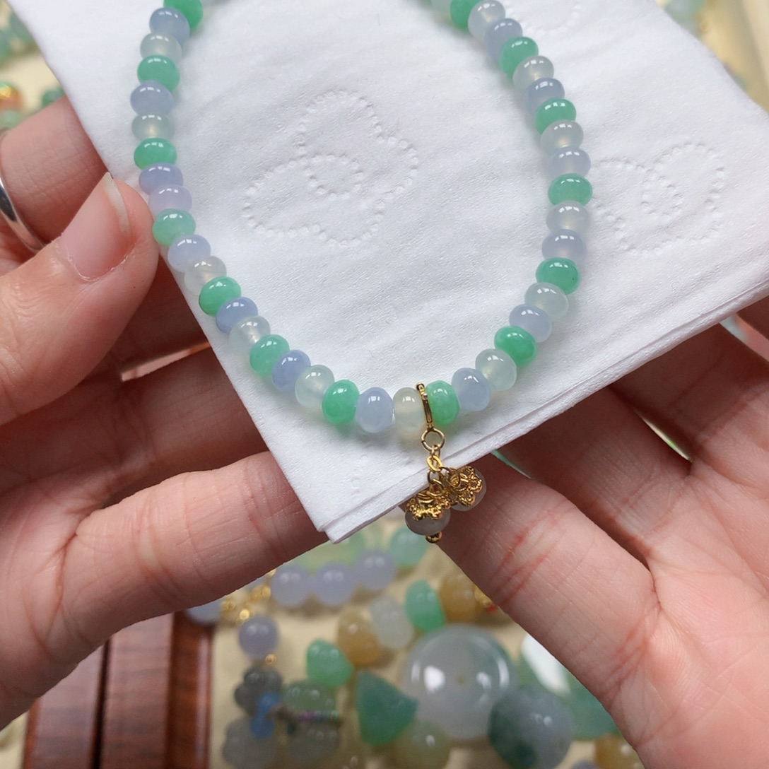 翡翠未镶嵌颈饰是