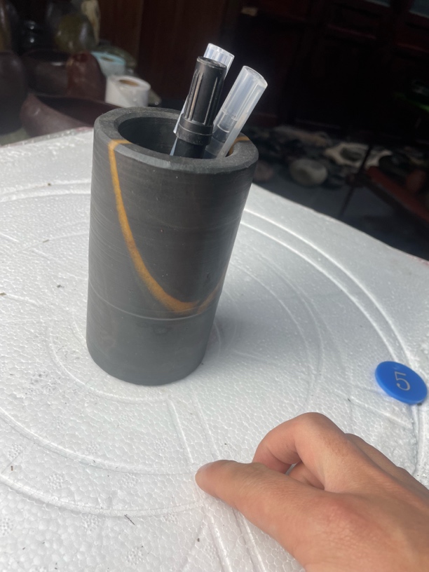 长江石制作的石头芯笔筒