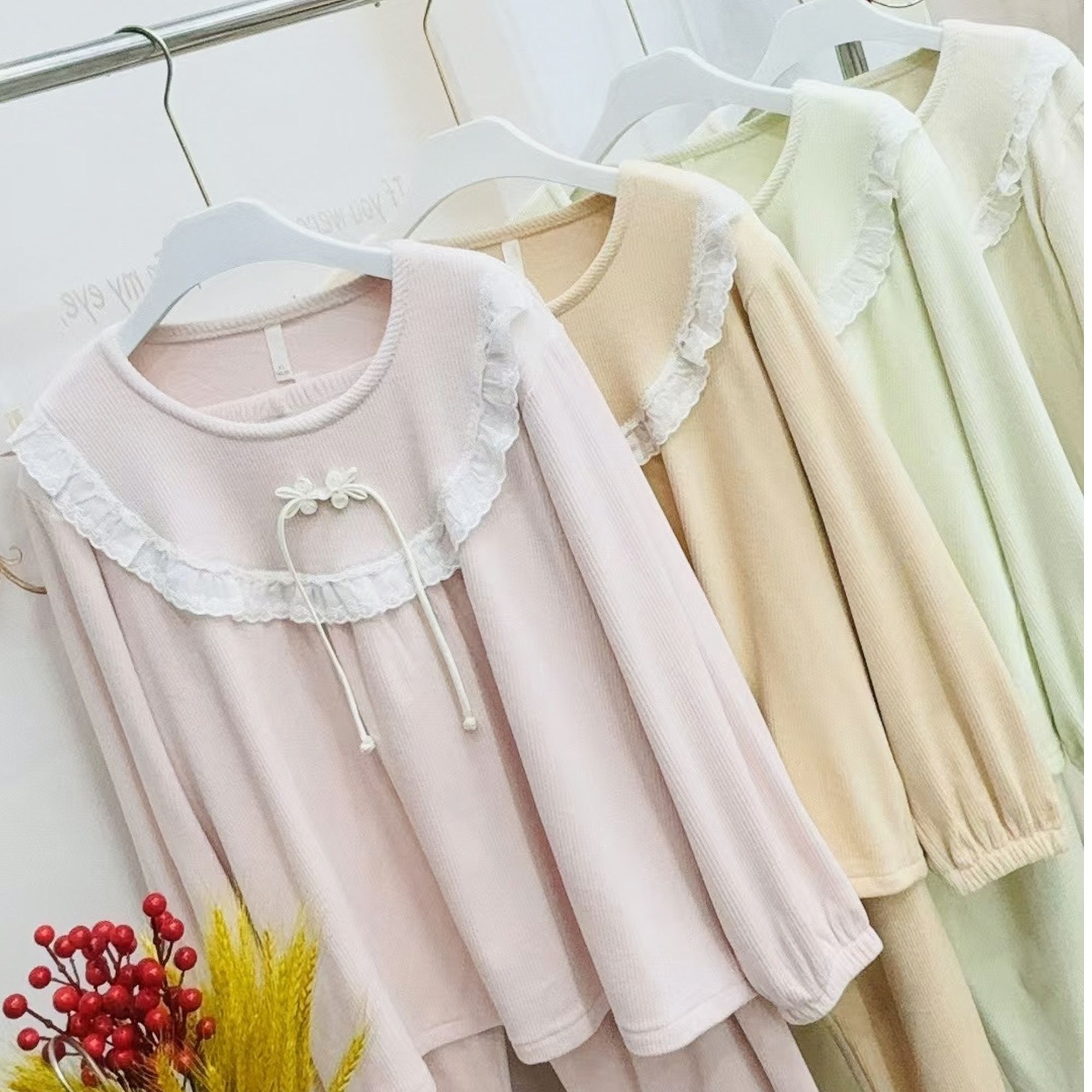 6483 米粉 女士国风结花边海岛绒家居服套装 