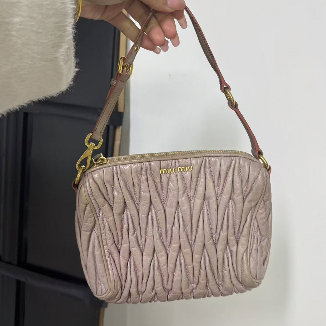 95新 MIU MIU/缪缪 95新粉色金扣褶皱手提单肩腋下包女士肩包时尚