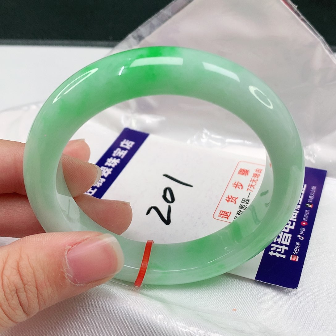 翡翠手镯未镶嵌翡翠