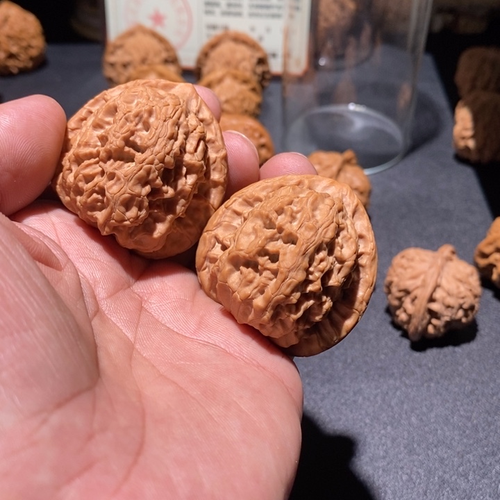 文玩核桃吊坠好**话梨木台