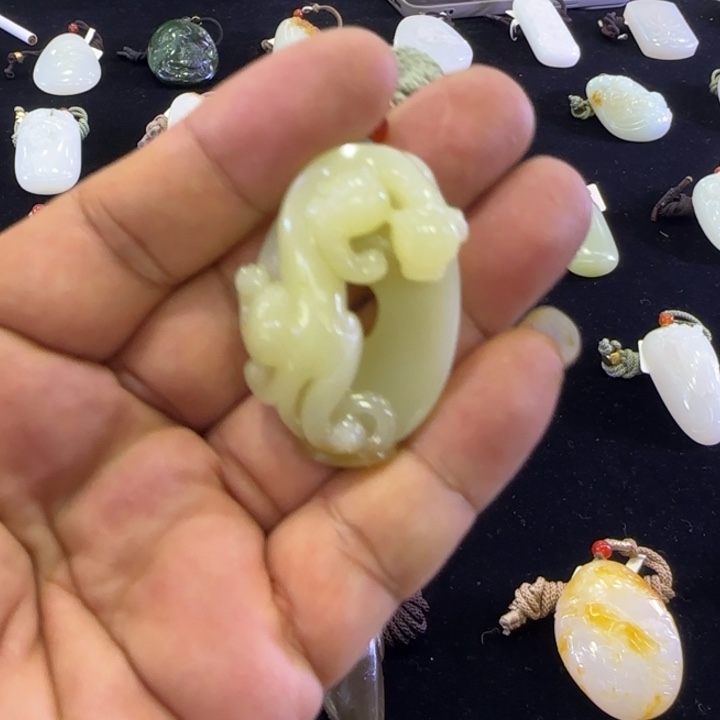 玉***心和田玉未镶嵌颈饰