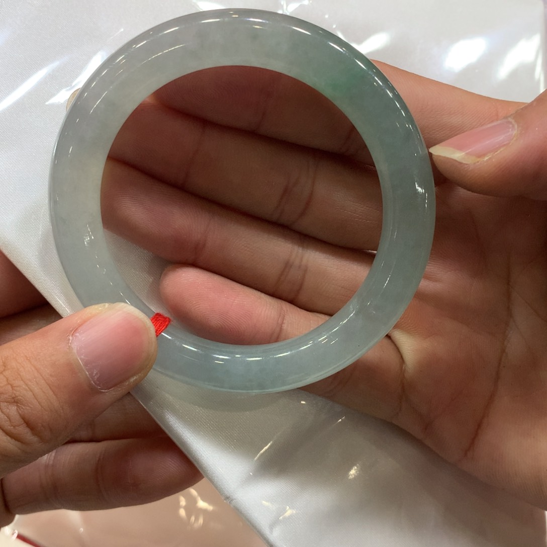 翡翠手镯未镶嵌翡翠