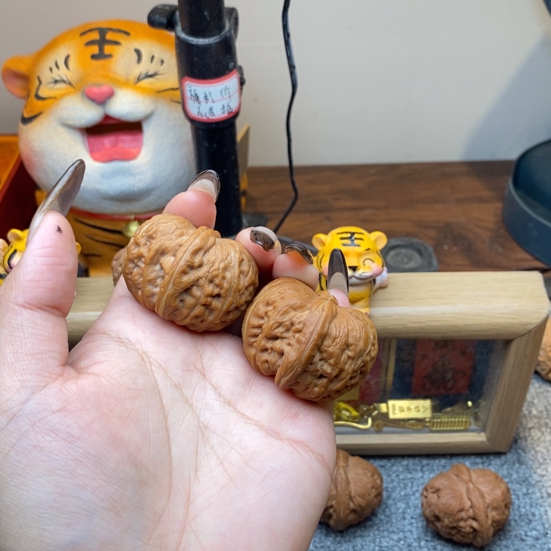 W***x吊坠文玩核桃元宝