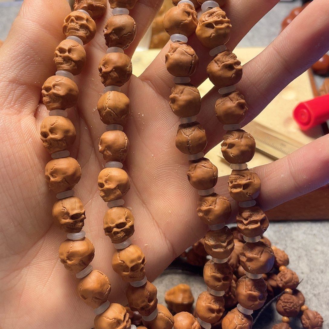 龙纹桃核雕刻骷髅头