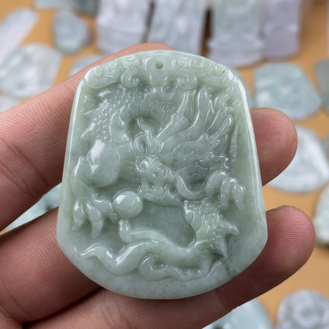 翡翠未镶嵌颈饰龙牌