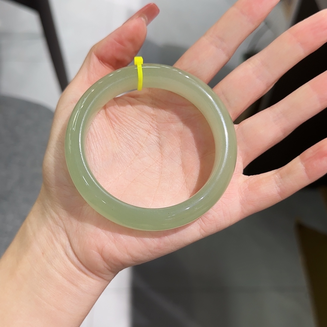 張***張东陵石未镶嵌手镯