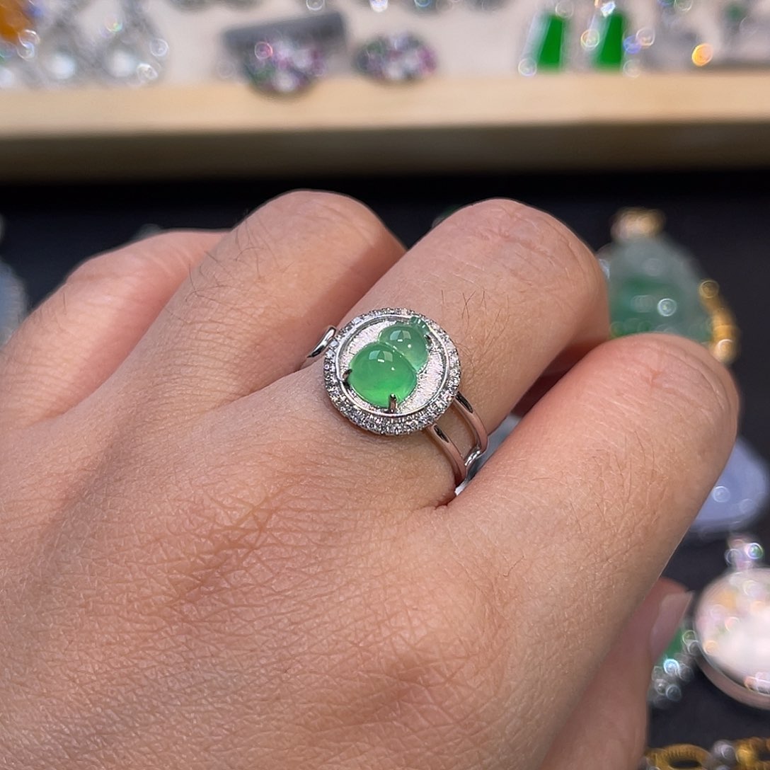 翡翠18K金镶嵌戒指葫芦