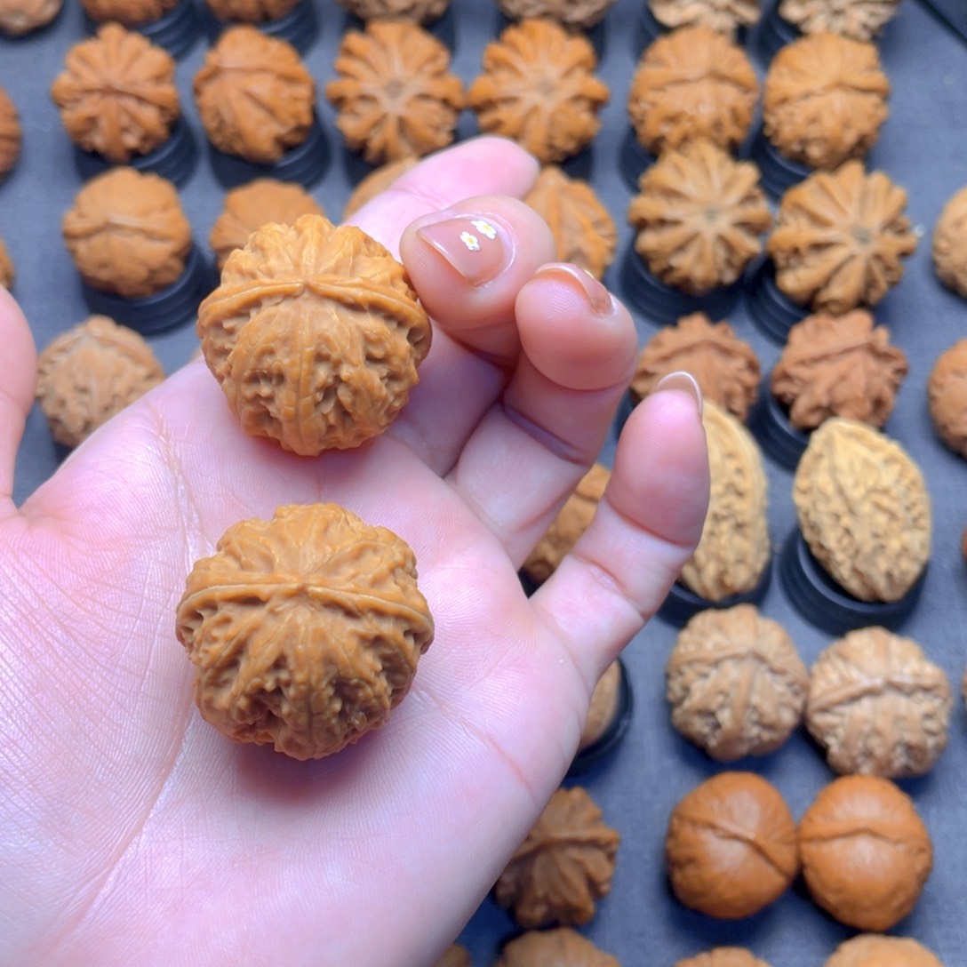 小****核桃文玩把件小帝王龙