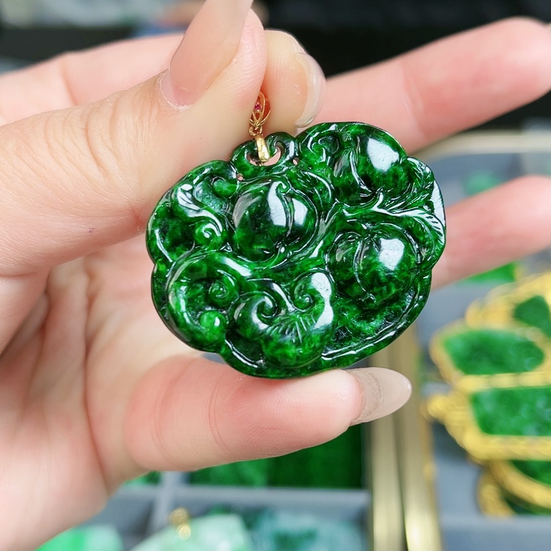 翡翠颈饰18K金镶嵌吊坠