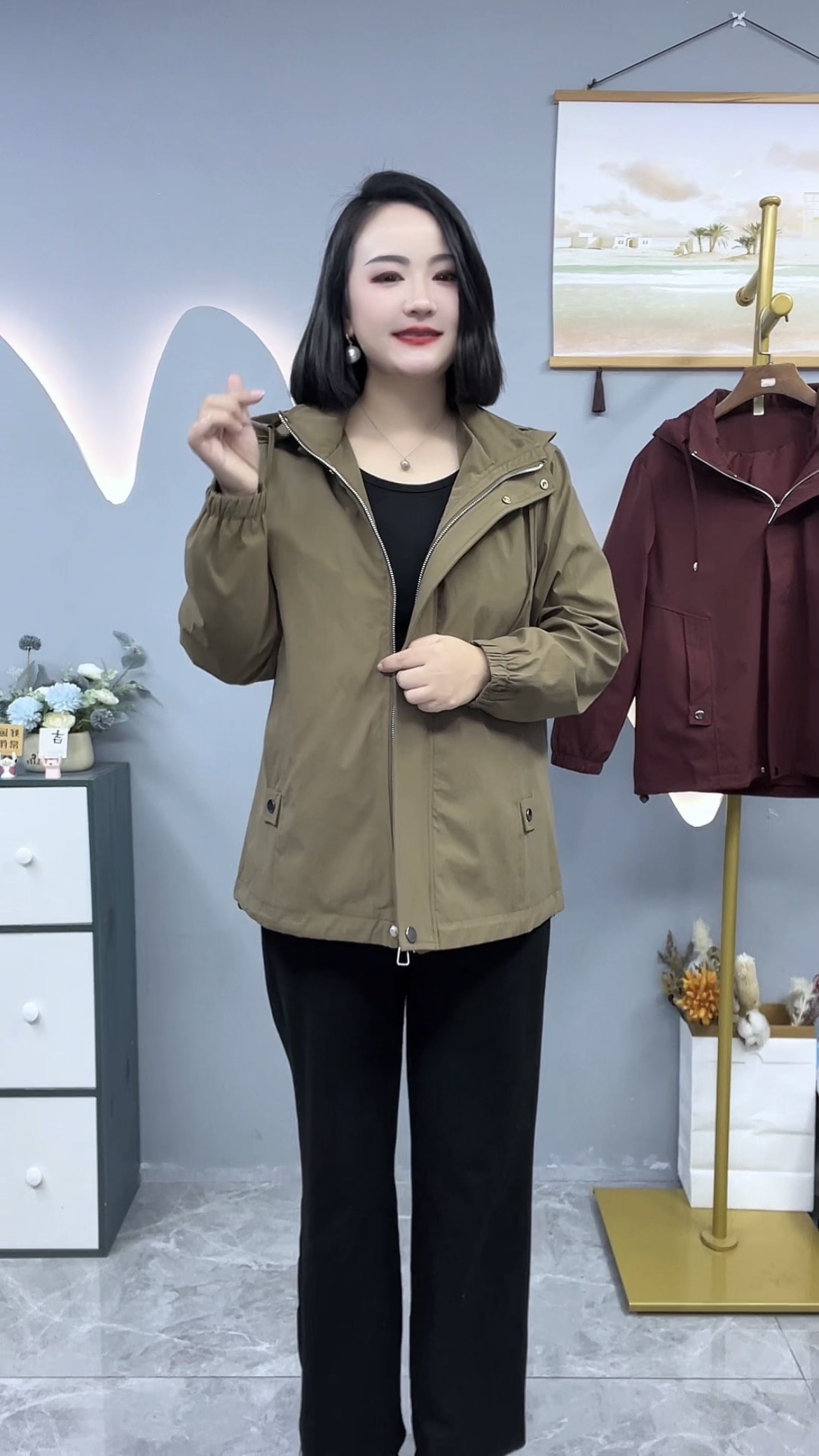 秋季常规纯色连帽拉链中老年女装气质短款休闲冲锋衣工装时尚百搭