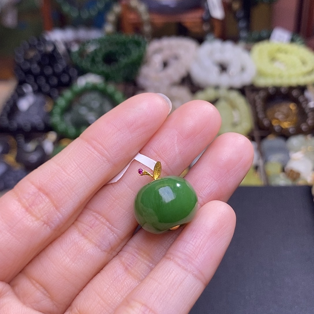 和田玉未镶嵌颈饰18.K金碧玉苹果吊坠