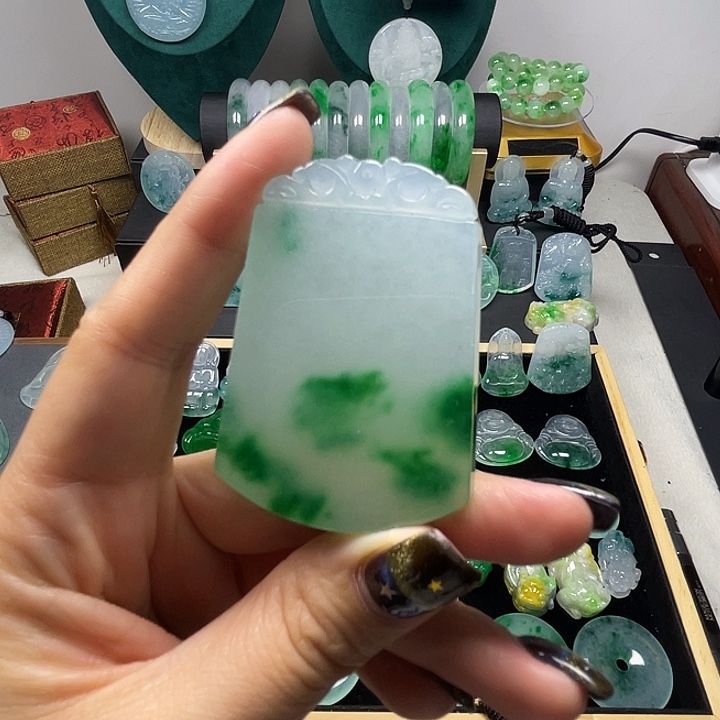 翡翠未镶嵌颈饰无事牌