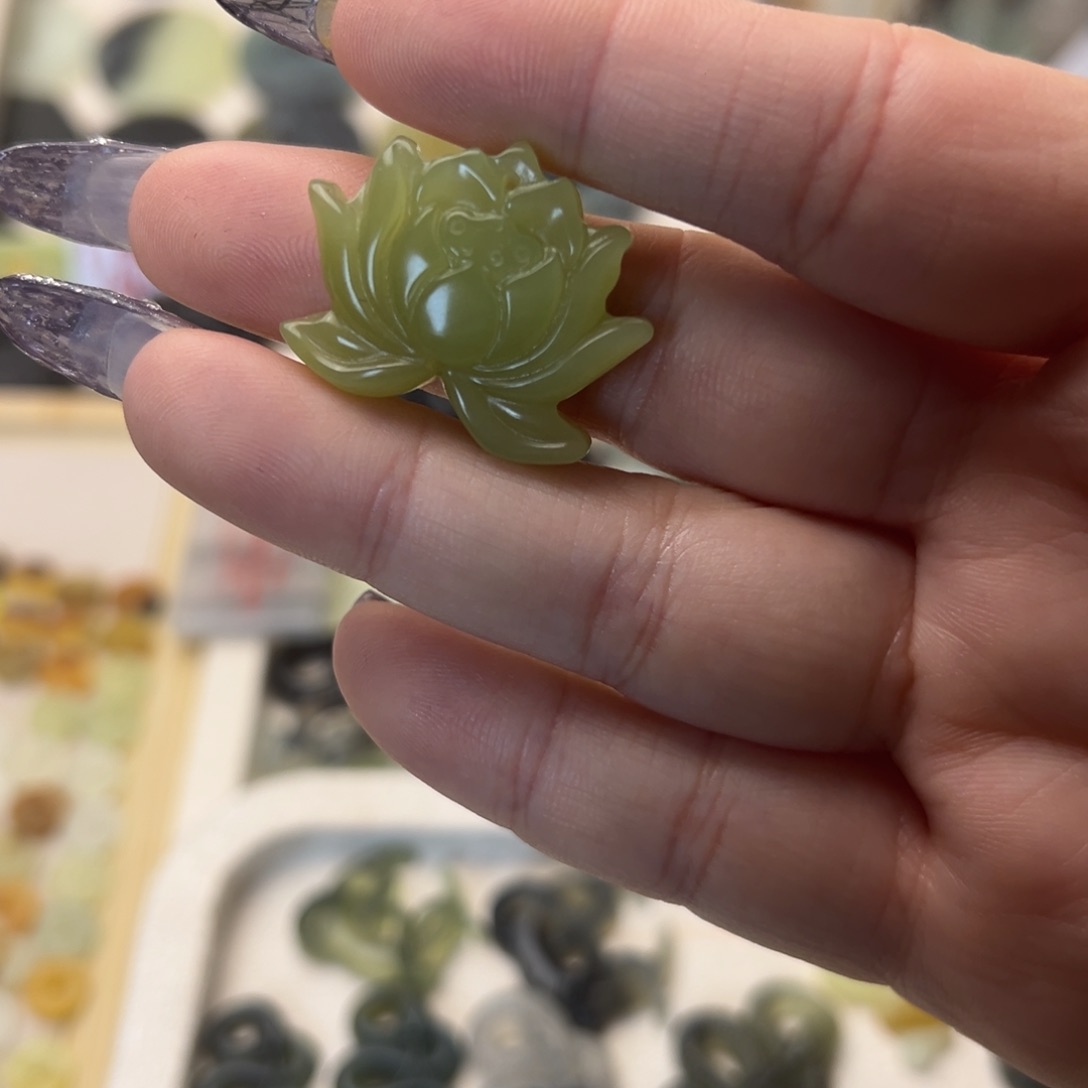 蛇纹石玉颈饰合金