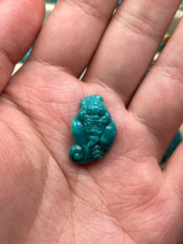 原矿高瓷蓝玉化绿松石瑞兽。   尺寸15*9*23。  重3.3克