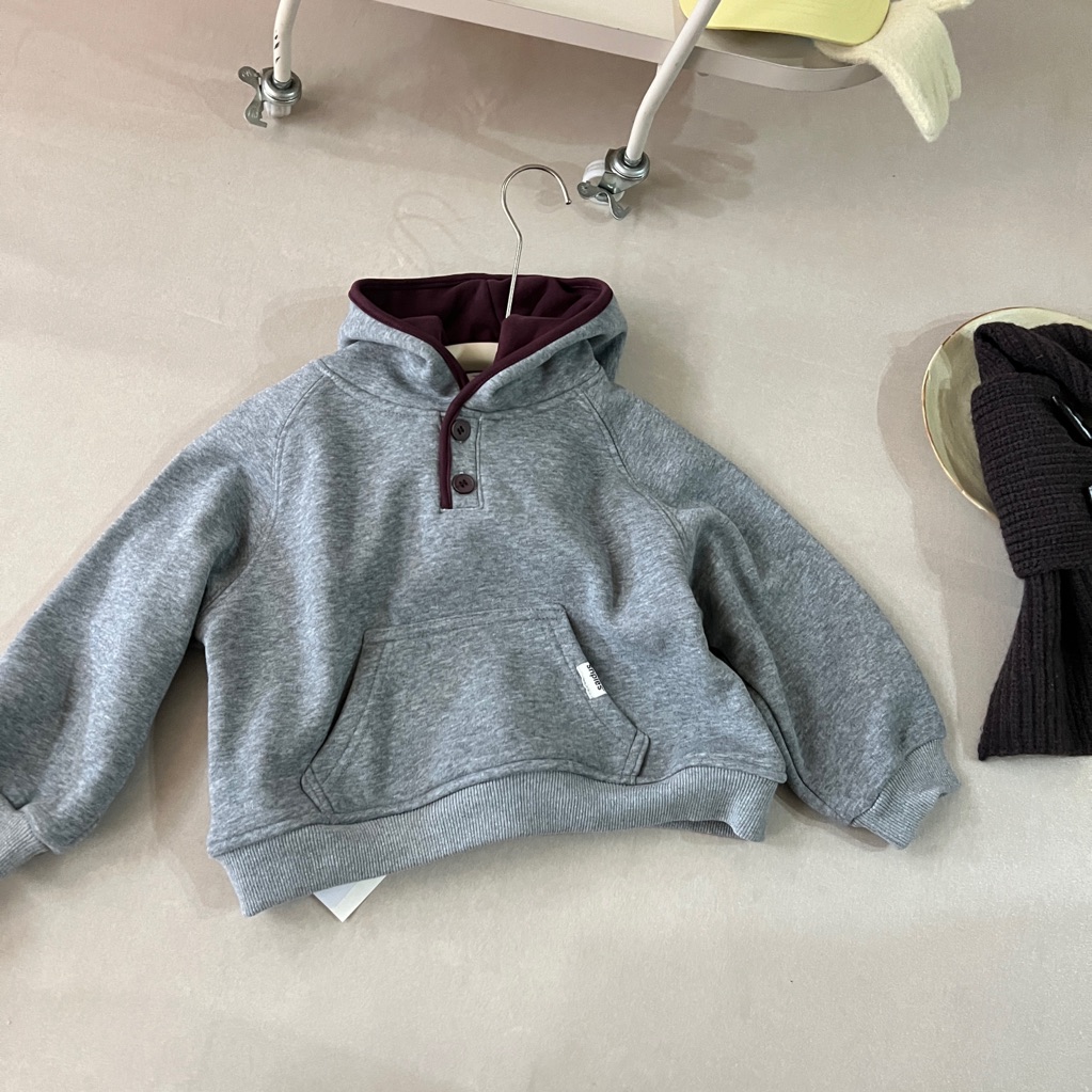 冬季儿童灰色撞色红帽衫加绒简约风卫衣 款式保暖连帽帅气