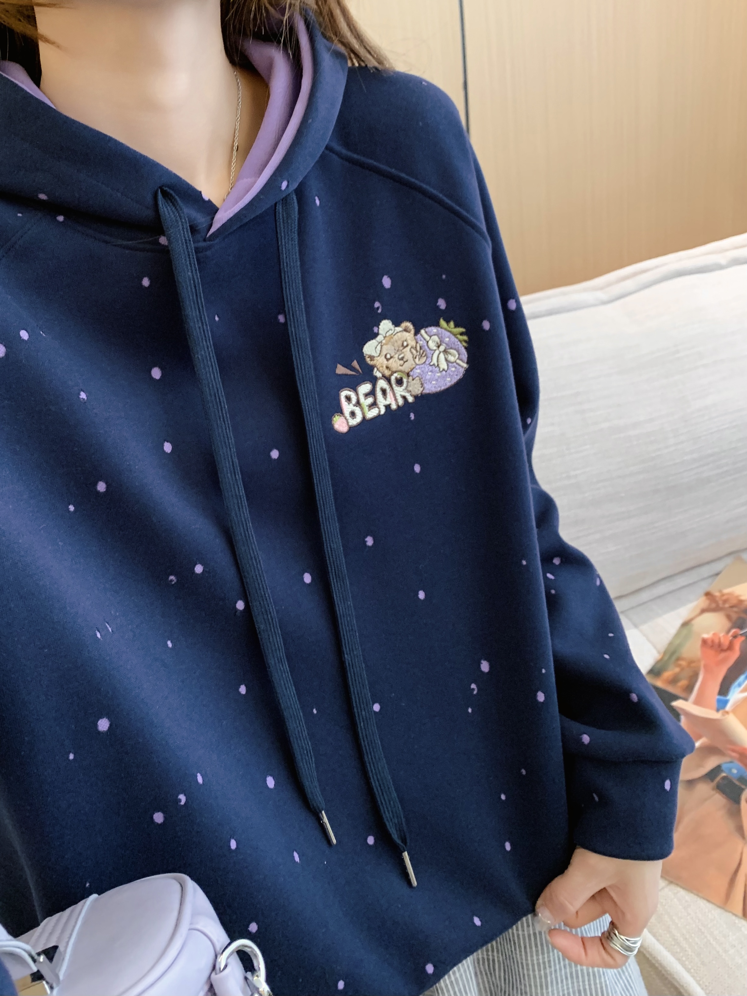 青岛代工 小熊部落草莓小熊刺绣 破洞款双拼棉连帽卫衣 6072