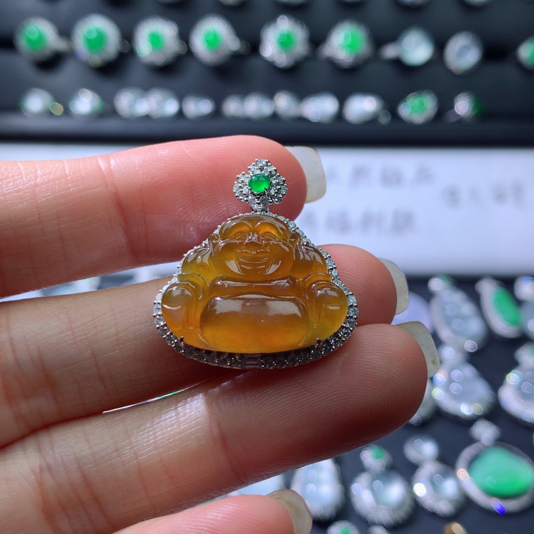 颈饰18K金镶嵌翡翠伴钻