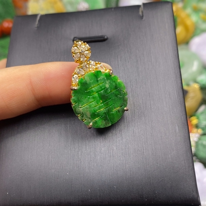 翡翠未镶嵌吊坠(赠链)