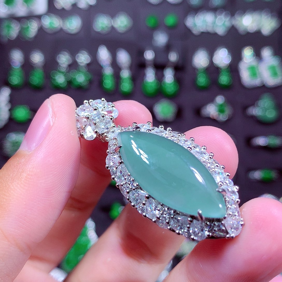 颈饰未镶嵌翡翠天然