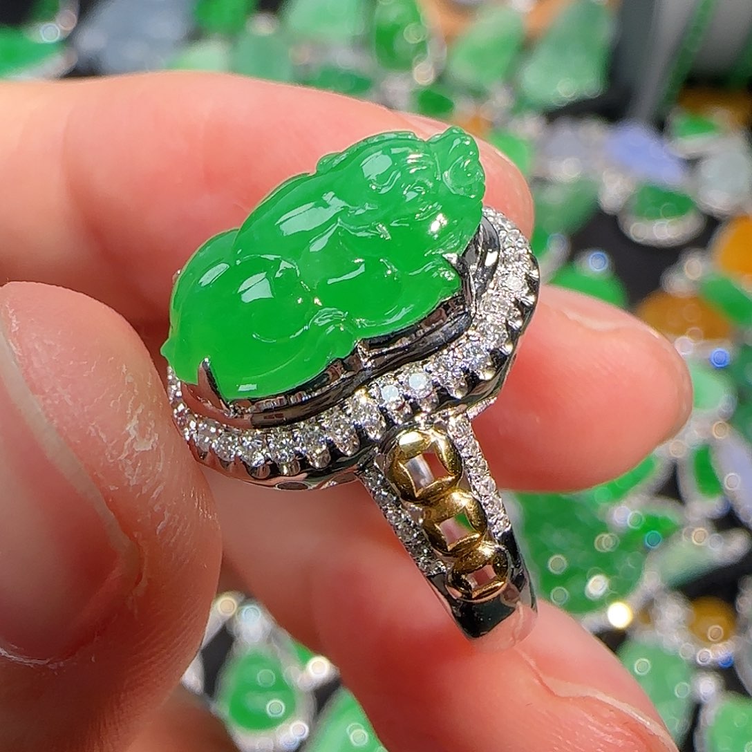 翡翠戒指18K金镶嵌绿貔貅戒指