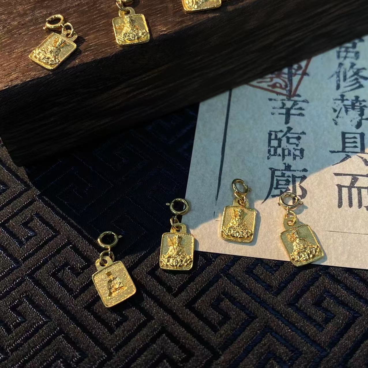 【K金系列】地老师|地藏王~双面工小滴溜吊坠18K金，多样性发货1件