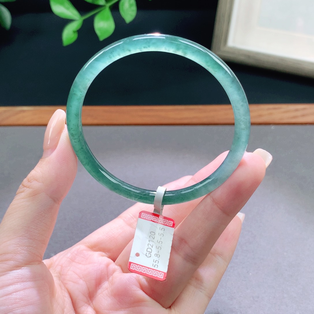 翡翠手镯未镶嵌天然翡翠