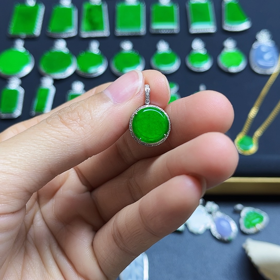 翡翠18K金镶嵌颈饰