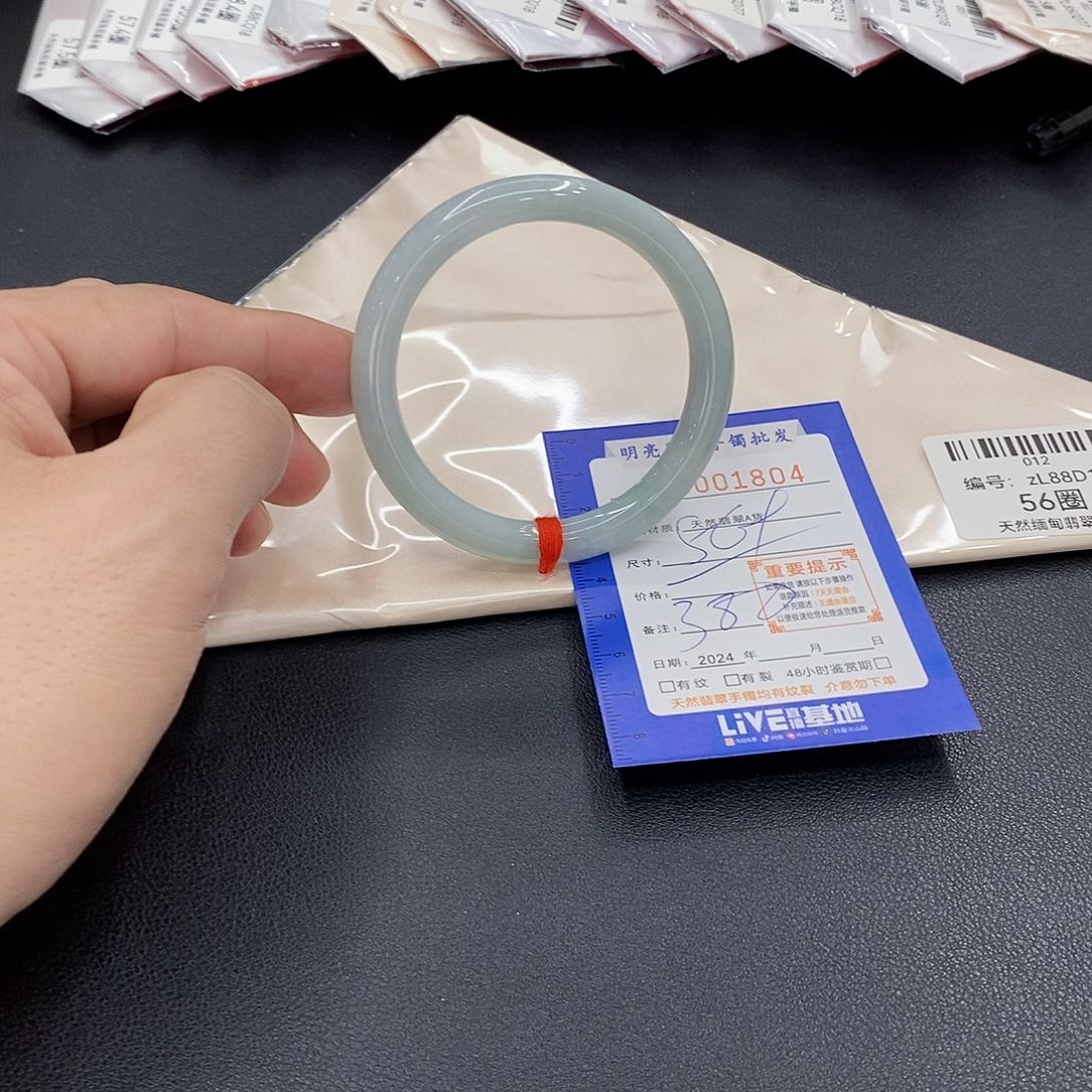 翡翠手镯未镶嵌翡翠手镯