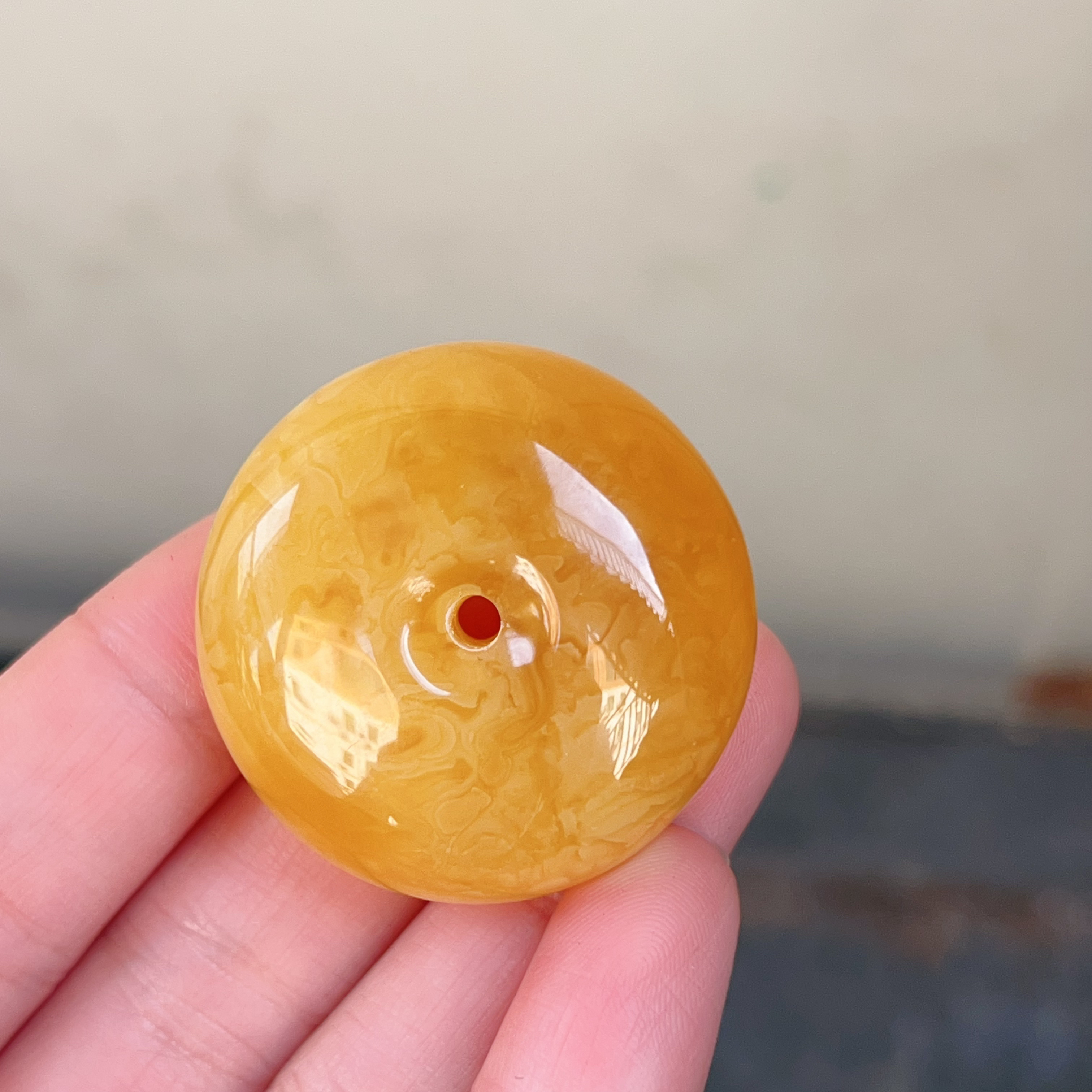 俄料鸡油红蜜蜡平安扣吊坠，鸡油红飘花，尺寸35.8～17.7，14.1克