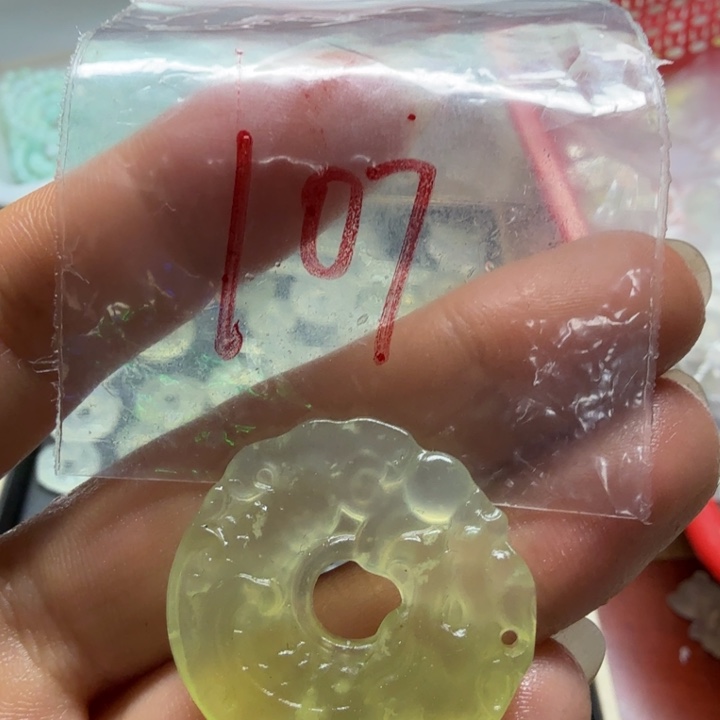 透闪石-蛇纹石玉吊坠未镶嵌