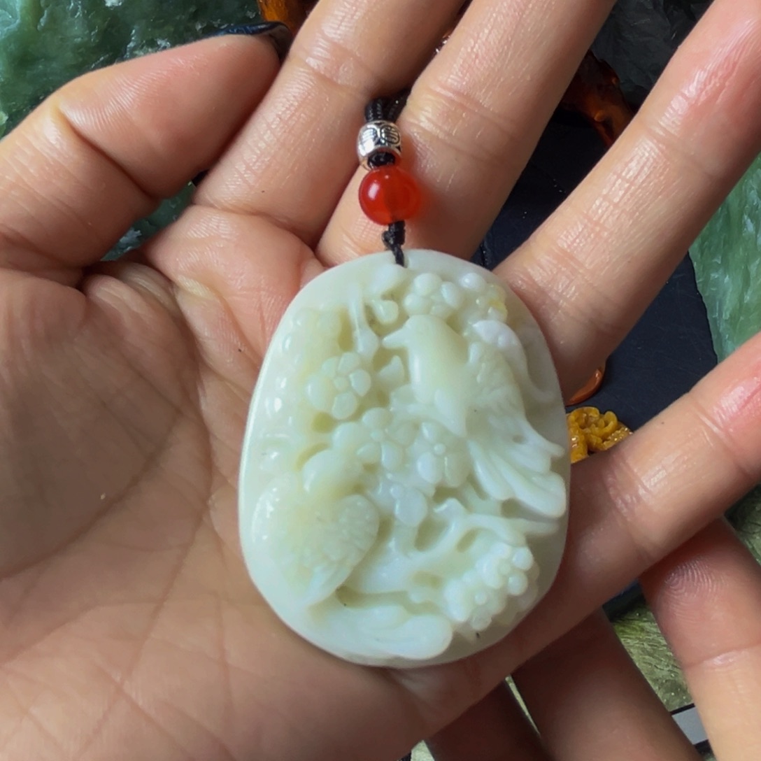 梁***来蛇纹石玉未镶嵌颈饰