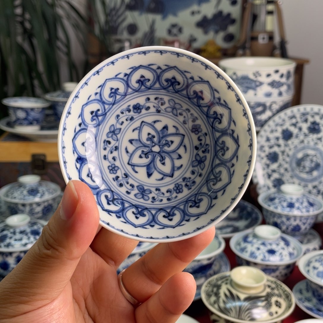 青花仿明宝箱纹普洱杯微瑕