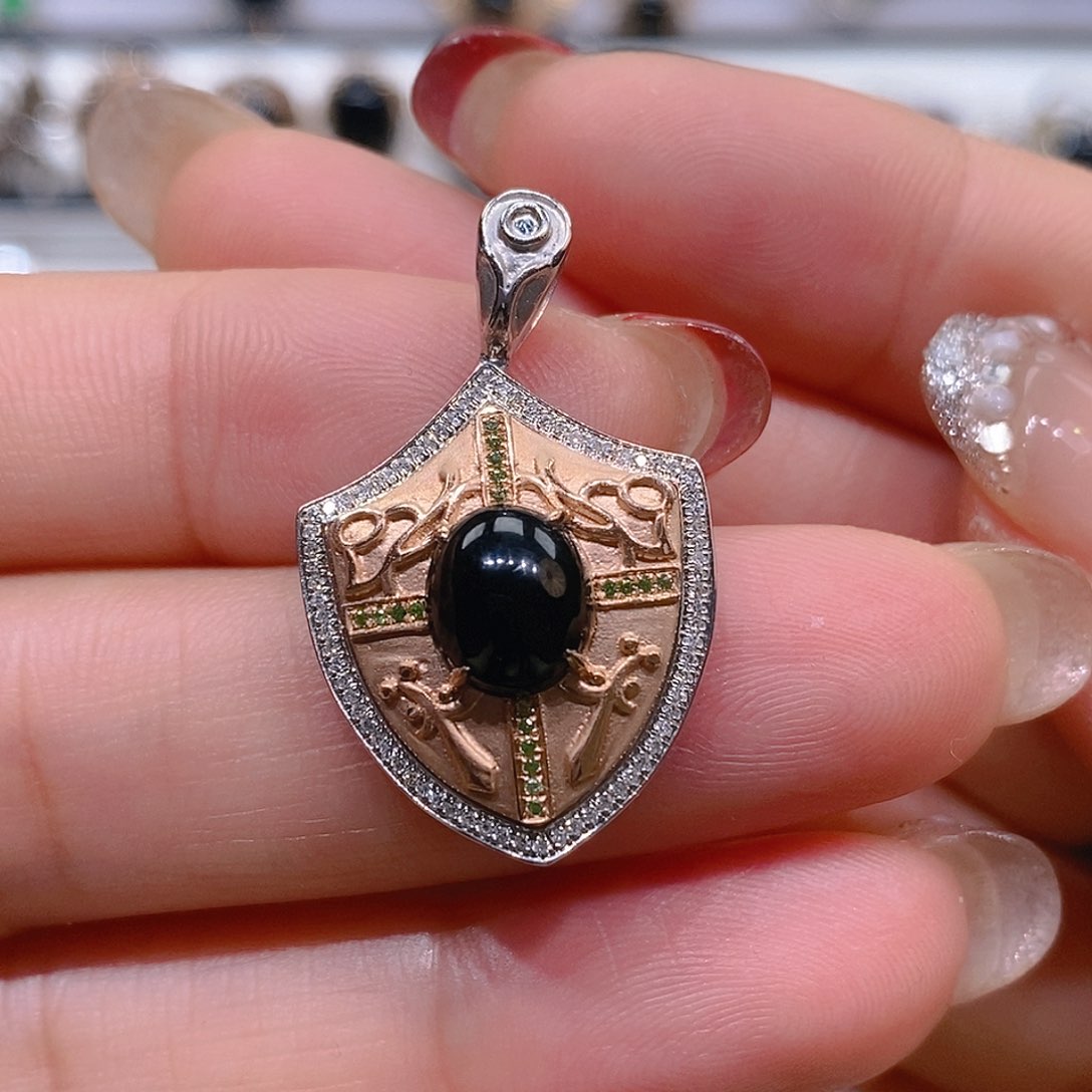 翡翠颈饰18K金镶嵌吊坠