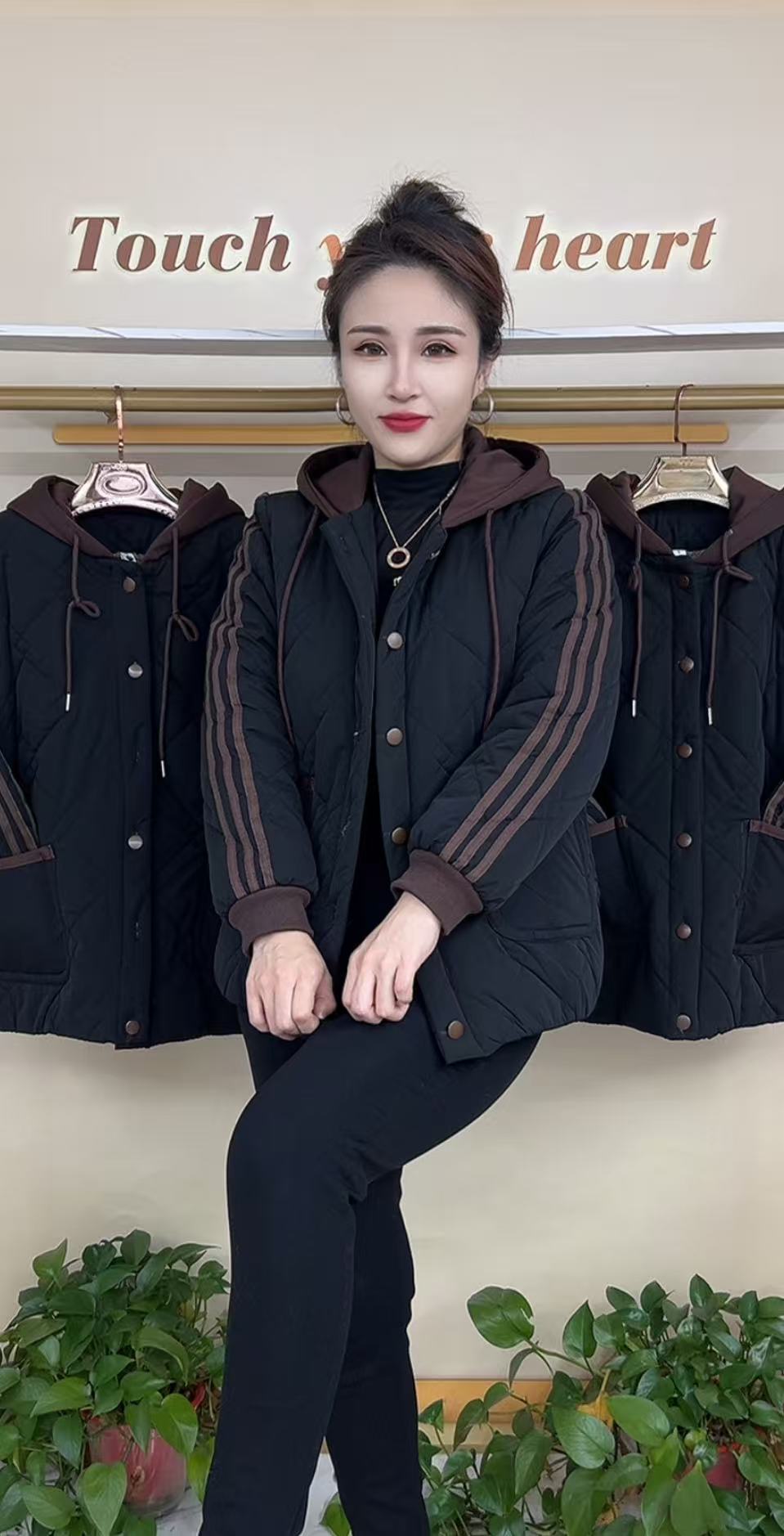 冬季咖色帽帽袖条加绒多扣妈妈棉服精品上档次爆款时尚洋气高端