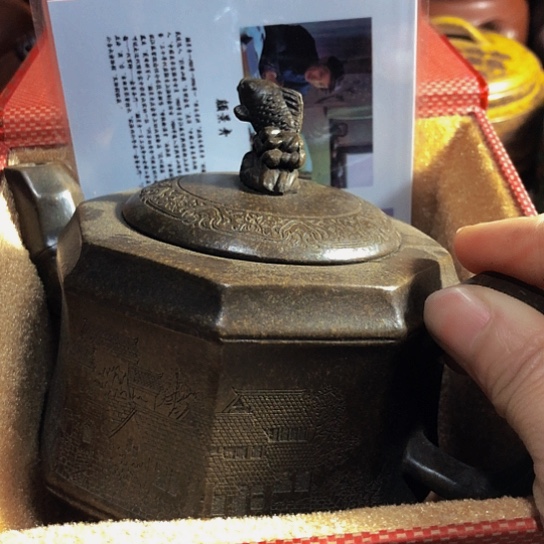 紫砂茶壶原矿泥料手工制作紫砂壶。