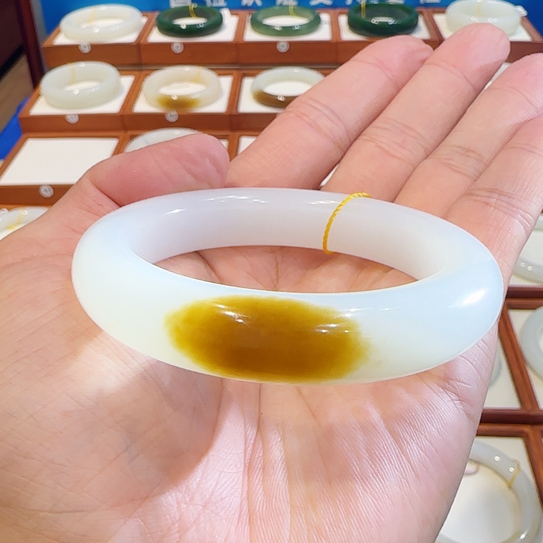 和田玉未镶嵌手镯且末一口金红糖55 56 57