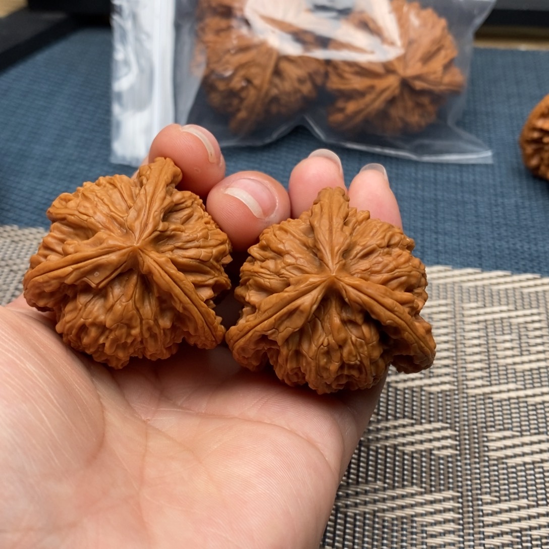 修***中文玩核桃吊坠三棱