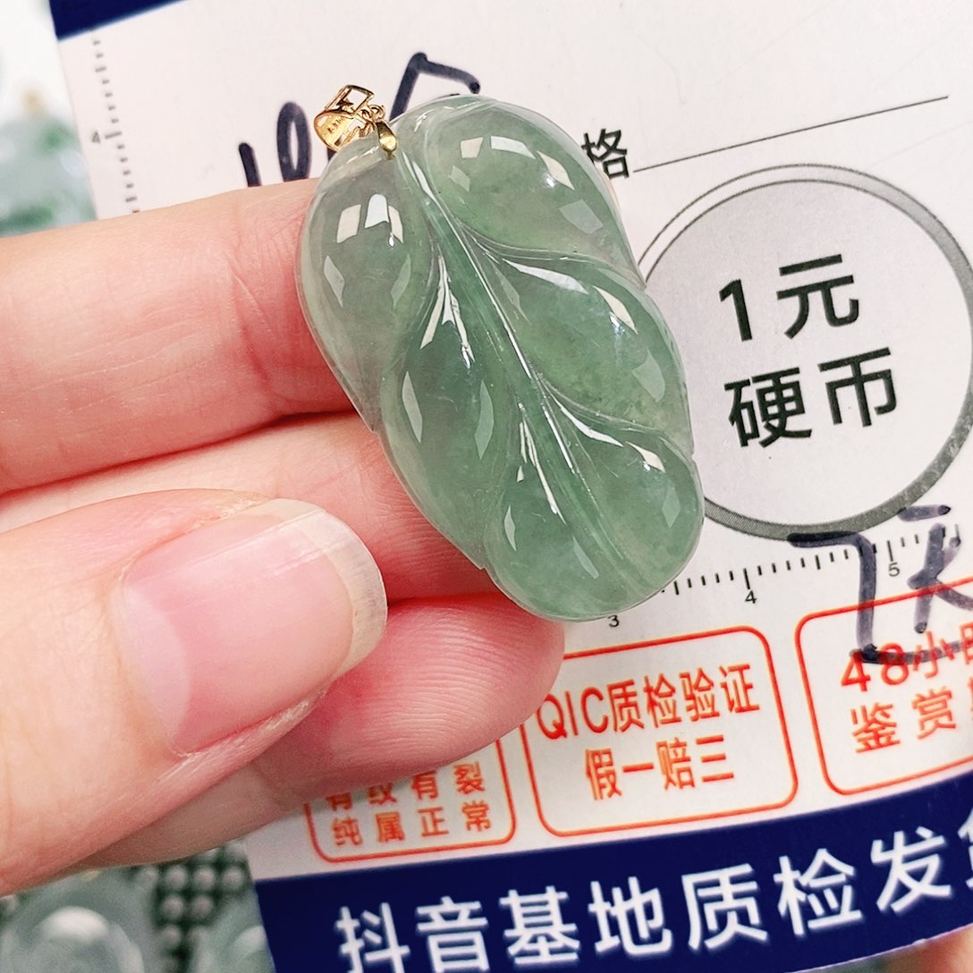 翡翠18K金镶嵌颈饰吊坠