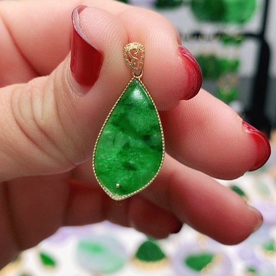 翡翠颈饰18K金镶嵌挂件