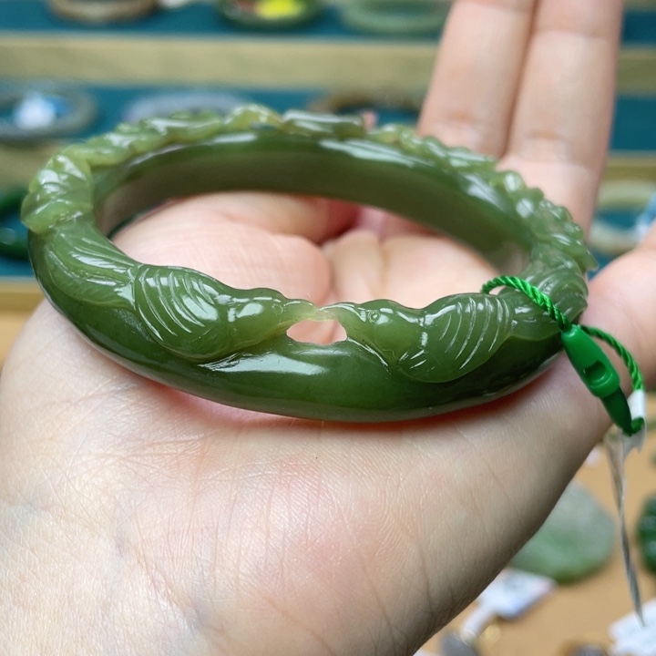 和田玉手镯59+圈口。编号19未镶嵌